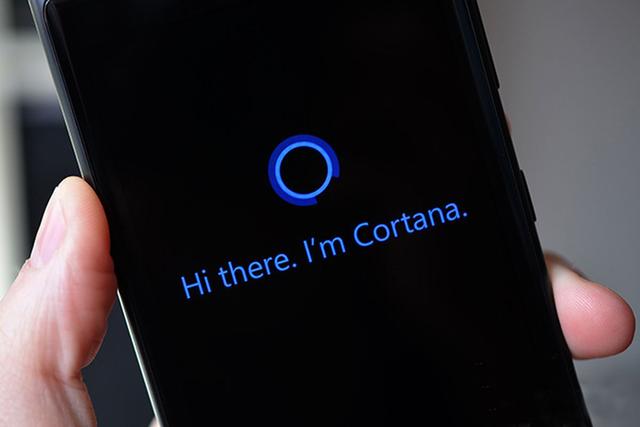 لماذا لا تزال شركة مايكروسوفت تتمسك بمساعدها الصوتي كورتانا Cortana؟