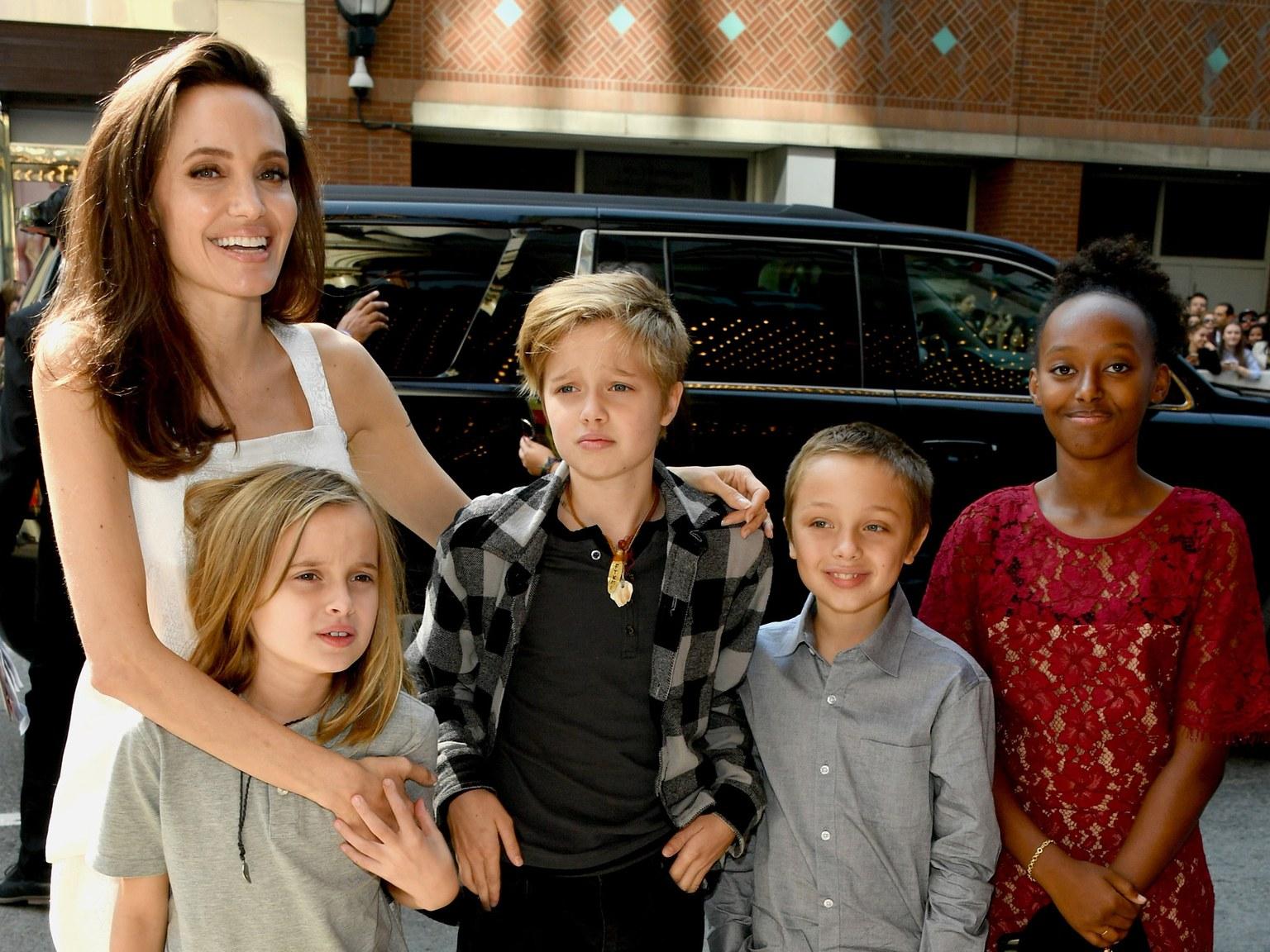 انجلينا جولي مع أولادها في عيد الأم