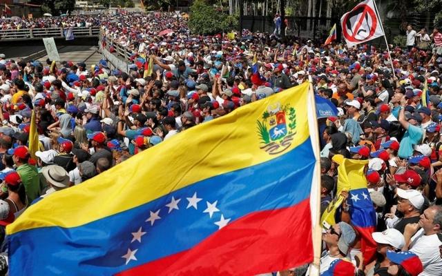 فنزويلا على المحك: عندما دفع الاقتصاد فاتورة السياسة!