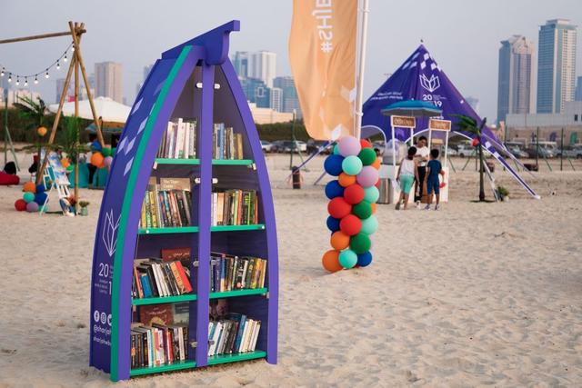 المكتبة الشاطئية: الآن يمكنك السباحة والقراءة معًا بالشارقة!