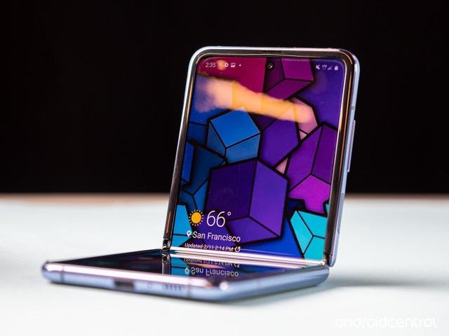 بعد تجربتها الأولى في العام الفائت… كيف يبدو هاتف سامسونج القابل للطي Galaxy Z Flip؟