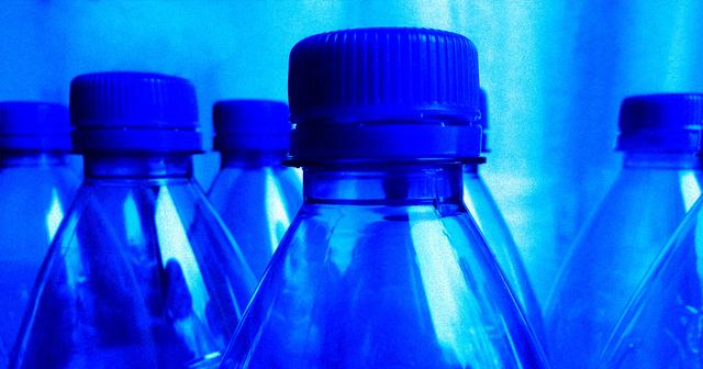 علماء يصنعون إنزيمًا جديدًا مُعدّلًا قادرًا على إعادة تدوير الزجاجات البلاستيكية خلال ساعات