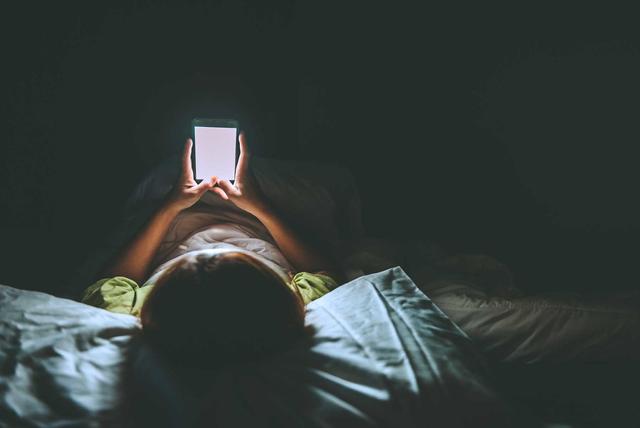 ماذا يحدث عندما ننام بقرب هواتفنا الذكية؟ مشاكل كثيرة لم تتوقع حدوثها أبدًا!