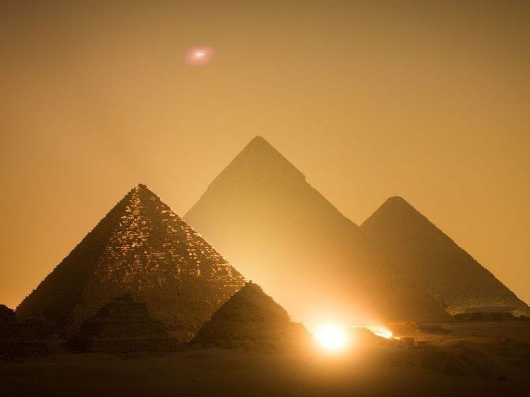 للتذكير فقط: مصريون أحرار هم بناة الأهرامات لا كائنات فضائية ولا عبيد
