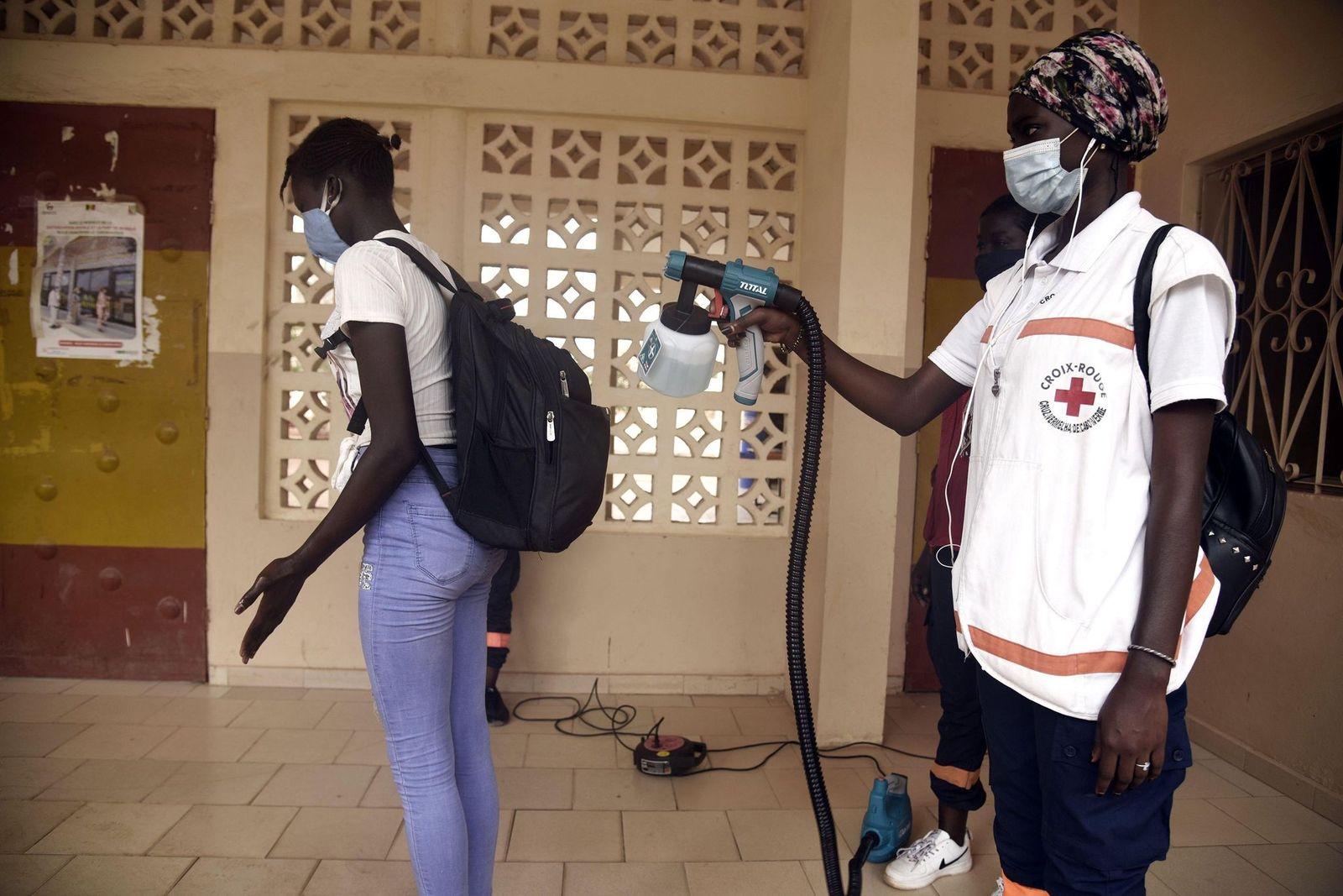 العلوم في أسبوع: السنغال تجابه كورونا ببراعة، وأطفال كريسبر في خطر!
