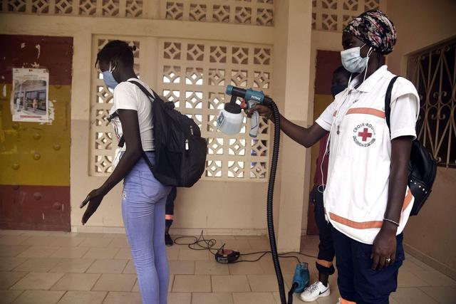 العلوم في أسبوع: السنغال تجابه كورونا ببراعة وأطفال كريسبر في خطر!