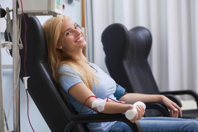 قبل وبعد التبرع بالدم: ما العادات الصحية والغذائية التي يُنصح بها؟