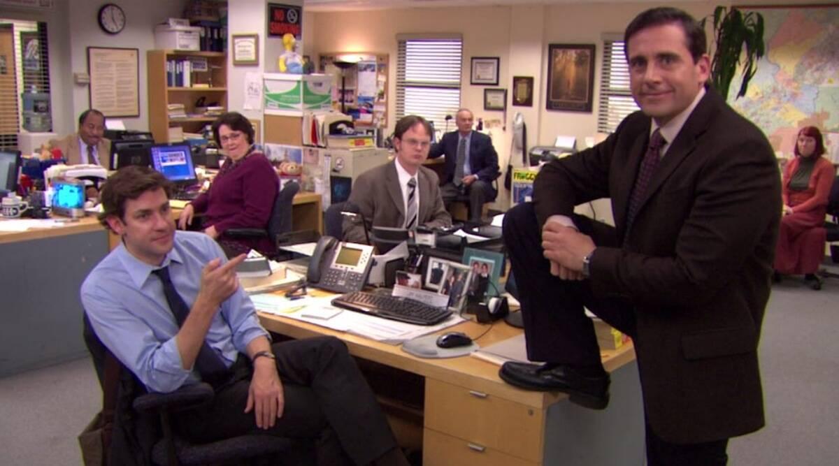 المدير مايكل سكوت مع عماله في مكتب الورق، وجميعهم أبطال مسلسل The Office