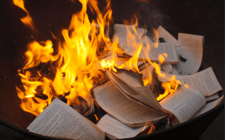 حرق الكتب