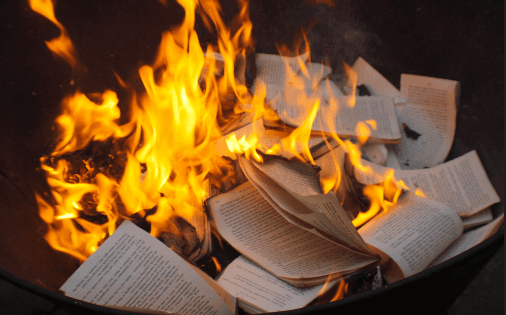 حرق الكتب