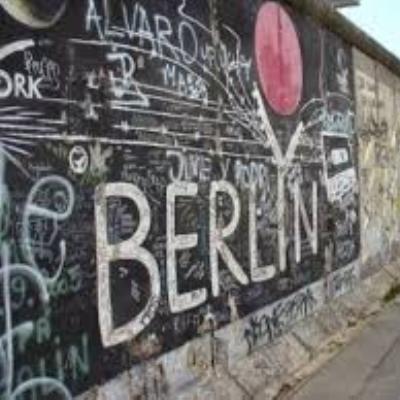 كيف سقط جدار برلين
