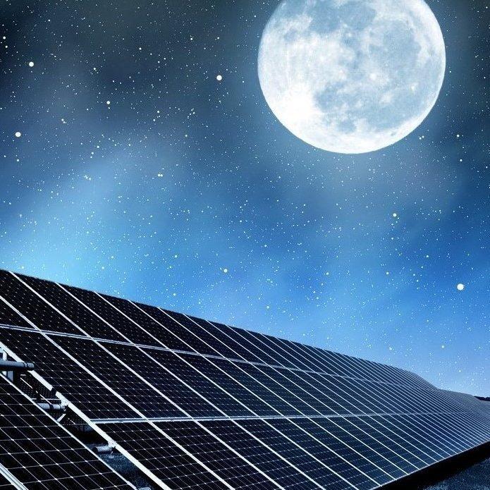 كيف يمكن استخدام الخلايا الشمسية في تزويدنا بالطاقة ليلًا؟
