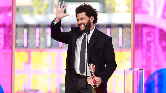 المغني The Weeknd يفوز بخمس جوائز في حفل Juno للموسيقى!