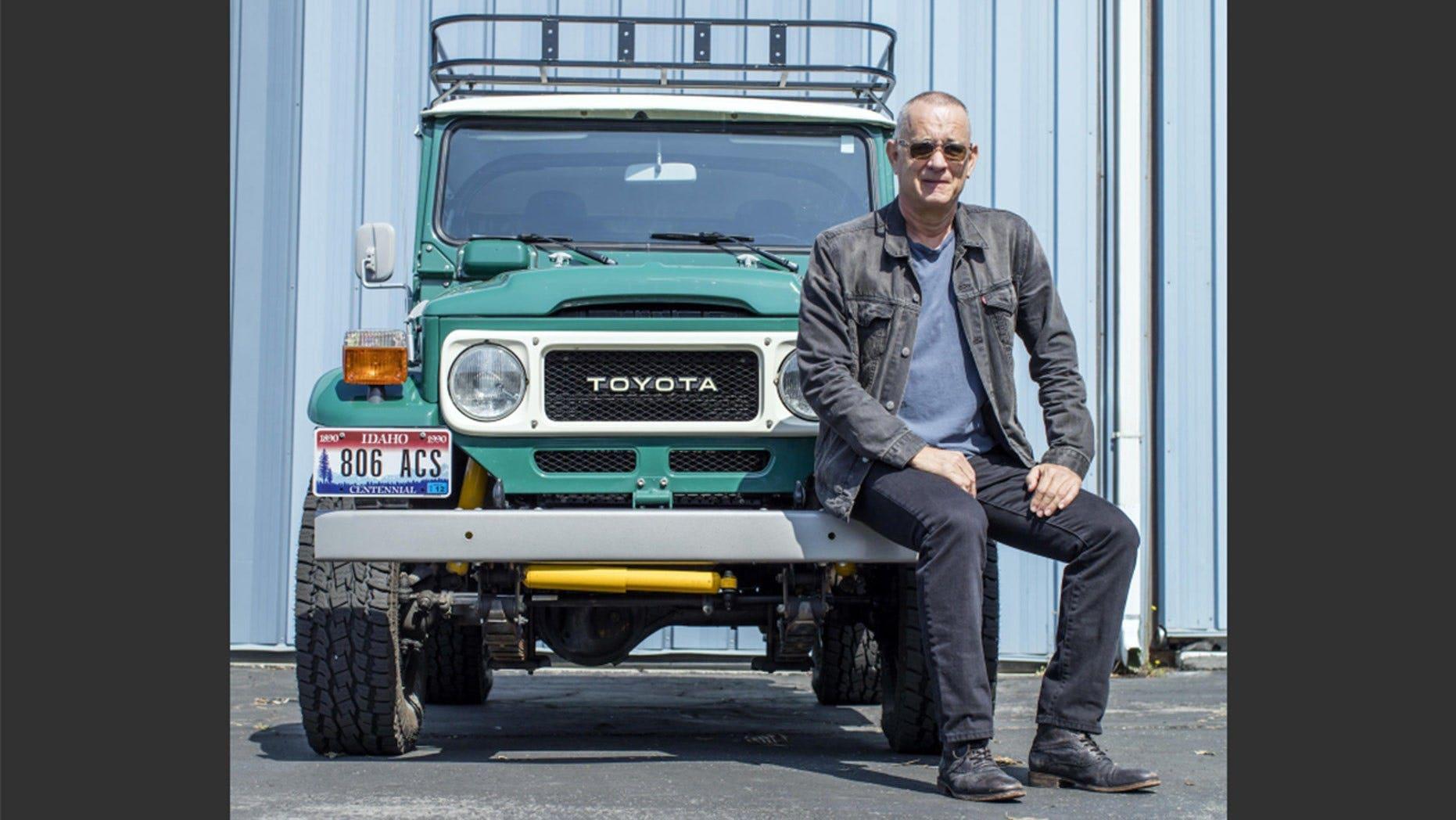 الممثل توم هانكس يبيع سيارة وشاحنة بأكثر من 350 ألف دولار!