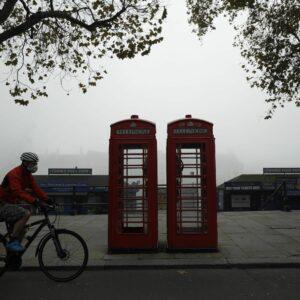بريطانيا تريد إنقاذ أكشاك الهواتف الحمراء الشهيرة لتبقى كرمز وطني