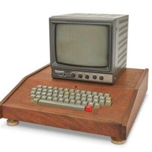 بيع أول كمبيوتر أنتجته شركة أبل عام 1976 بسعر 400 ألف دولار أمريكي