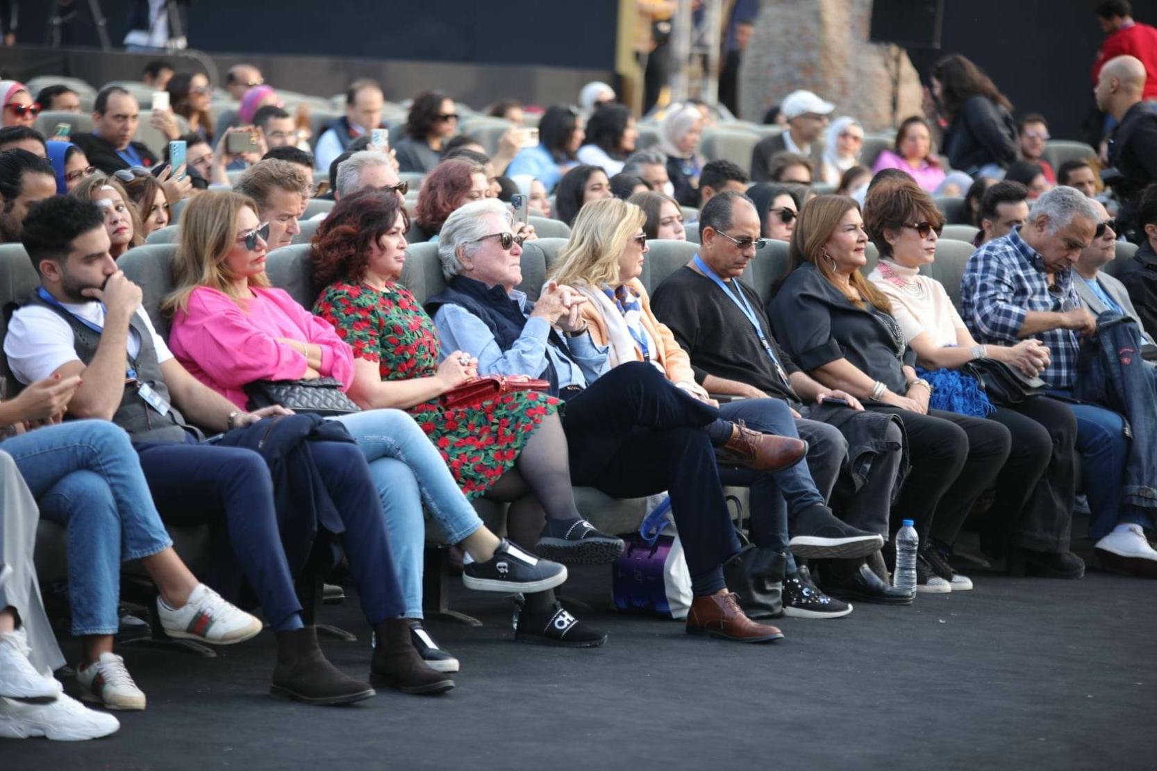 جانب من الحضور لندوة لبلبلة في مهرجان القاهرة السينمائي 44 منهم حسين فهمي رئيس المهرجان ونخبة من النجوم العرب