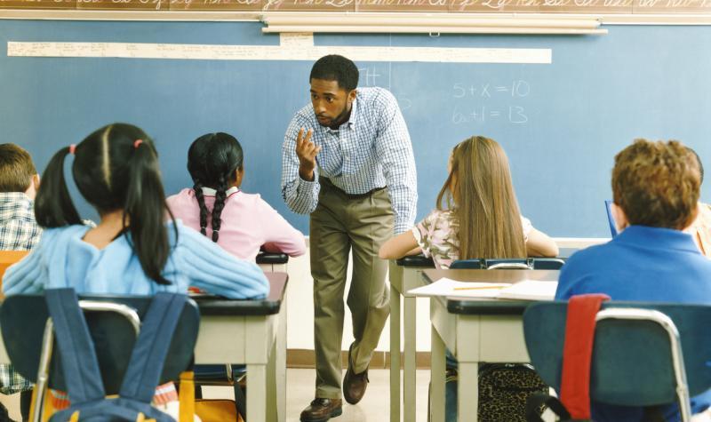 معلم متواجد بين التلاميذ - نصائح للمعلمين لضبط الصف دون صراخ