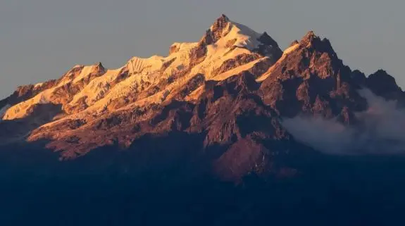 ما الفرق بين الهضاب والجبال؟