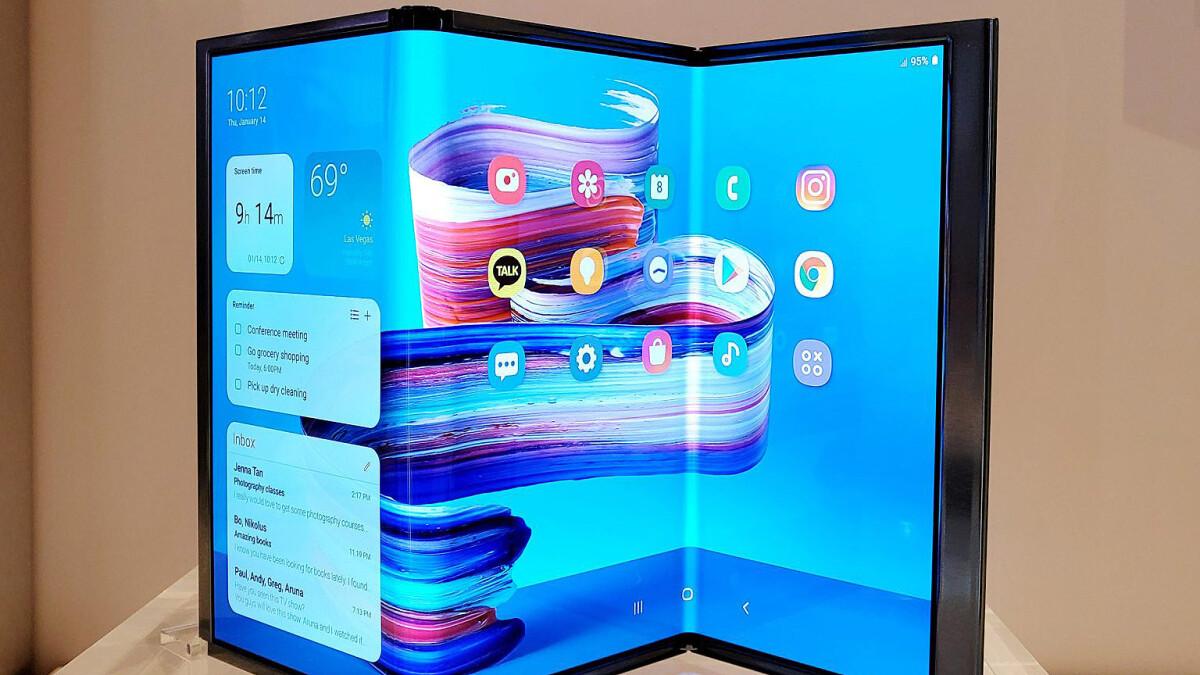 تحفة فنية تعرضها سامسونج في مؤتمر CES 2022 وهي شاشة Flex S التي يمكن طيها على 3 مراحل لتكون بحجم هاتف، أو تابلت، أو شاشة عرض كبيرة