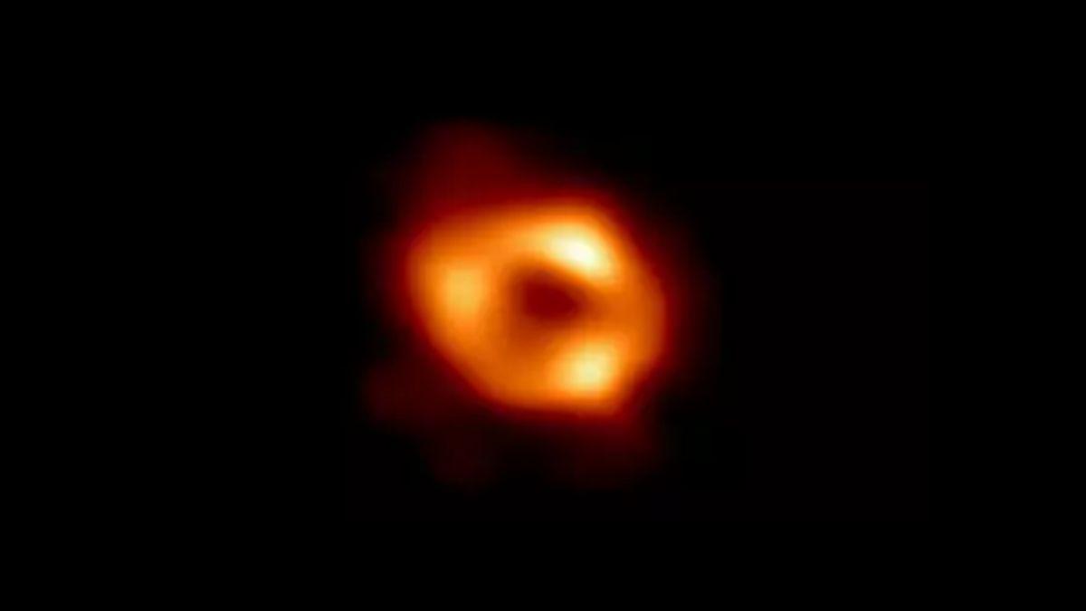 العثور على حلقة رائعة من الضوء مختبئة حول ثقب أسود هائل!
