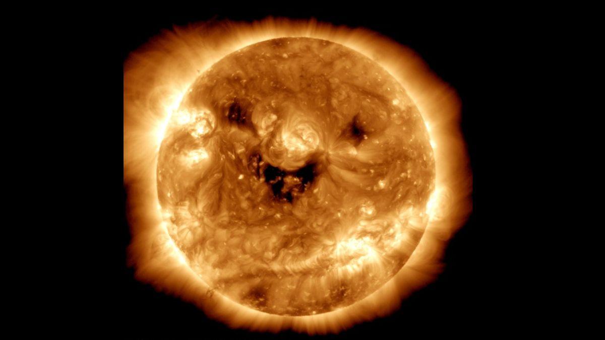 علماء الفلك في وكالة ناسا يلتقطون صورة الشمس وهي "تبتسم"!