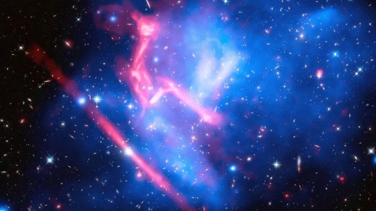 علماء فلك يشكّون بما تعلموه بعد تلقيهم إشارات راديوية مقلوبة من مجرة بعيدة!