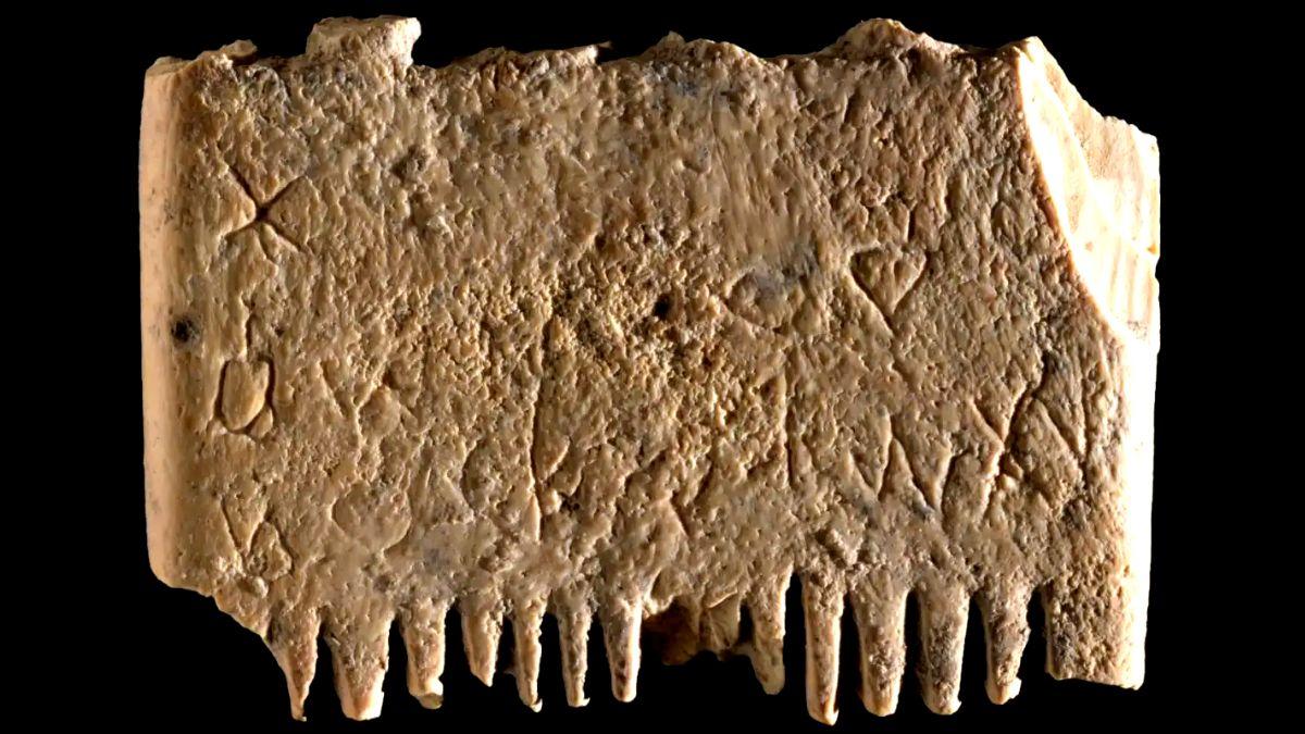 اكتشاف أقدم جملة مقروءة مكتوبة بالأبجدية على مشط عاجي عمره 5200 عام!