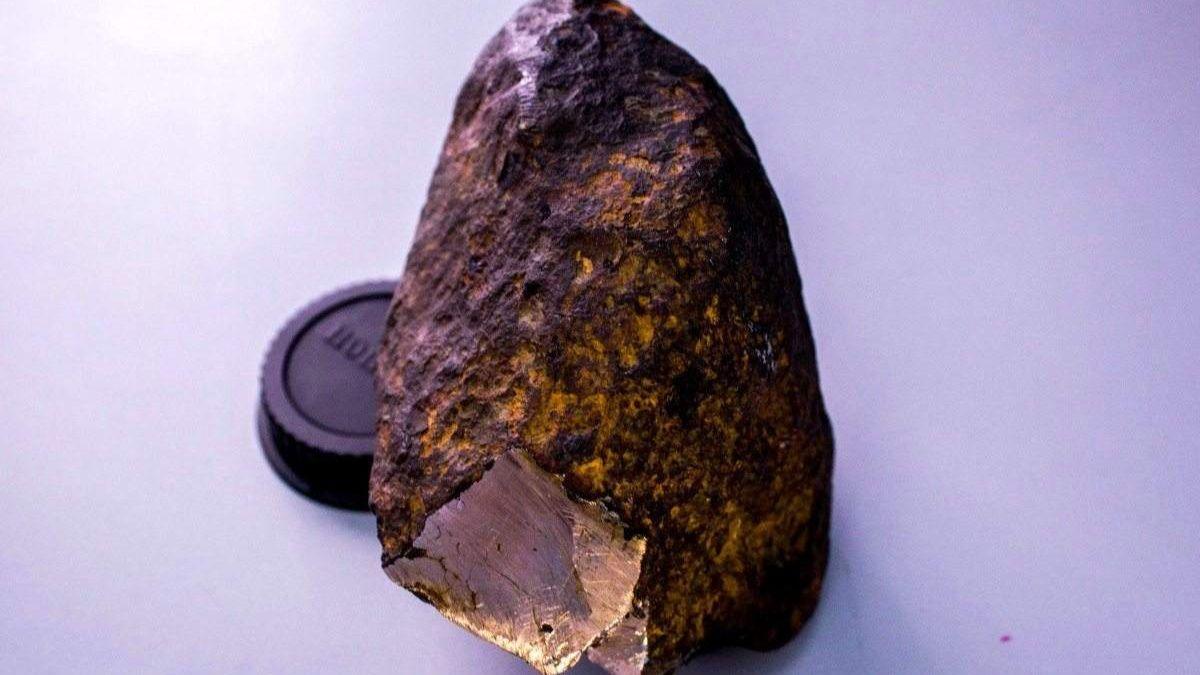 اكتشاف معدنين نادرين في نيزك كان الأهالي يستخدمونه بشحذ السكاكين!