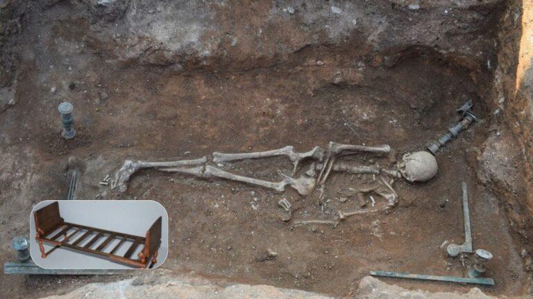 العثور على هيكل عظمي عمره 2100 عام لامرأة يونانية في 'سرير حورية البحر' البرونزي