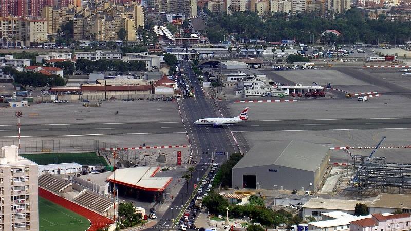 3) مطار جبل طارق – جبل طارق.