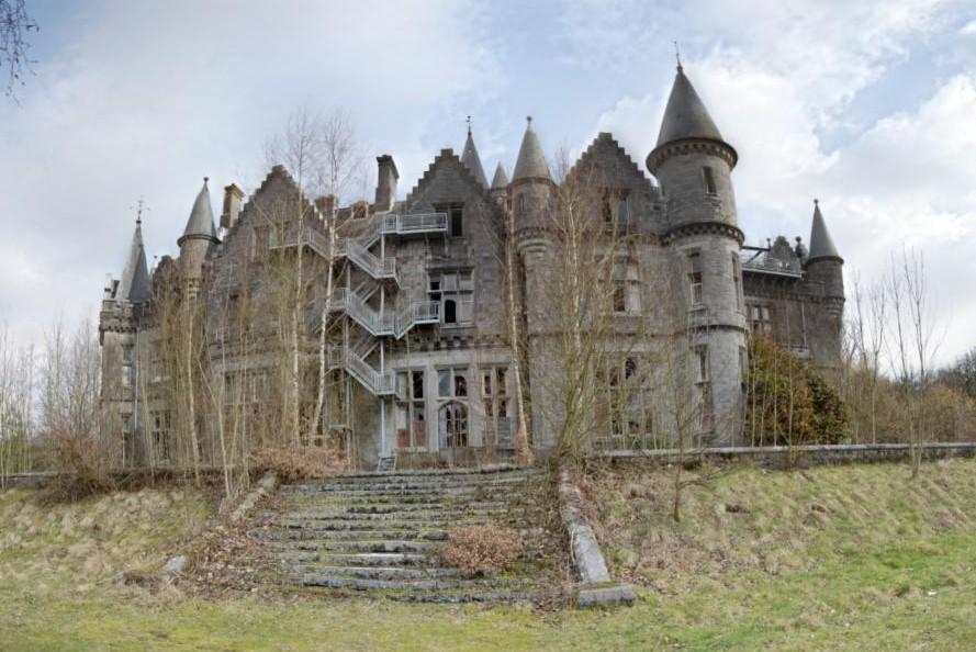 21.1 The Chateau Miranda in Celles, Belgium