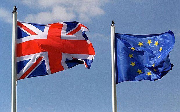 أعلام كلا من بريطانيا والاتحاد الأوروبي