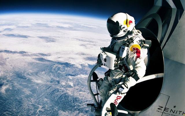 أسرع من سرعة الصوت : فيلكس ينجح بالقفز من إرتفاع 128 ألف قدم فوق سطح الأرض و يهبط بأمان
