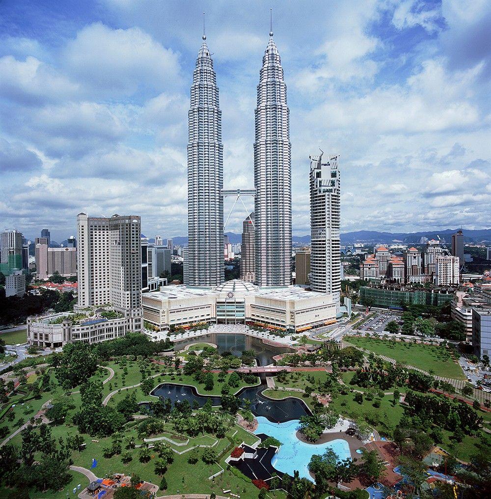 برج بتروناس 1 وبتروناس 2 في كوالا لمبور، ماليزيا