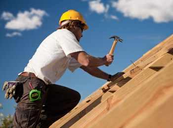 عامل بناء أسطح المنازل