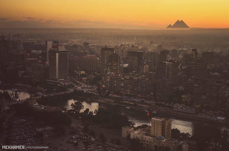 صورة القاهرة والأهرامات في خلفية الصورة..