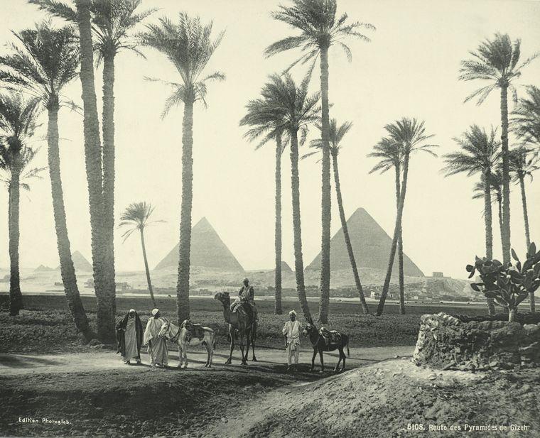 صورة بالقرب من أهرامات الجيزة في 1875