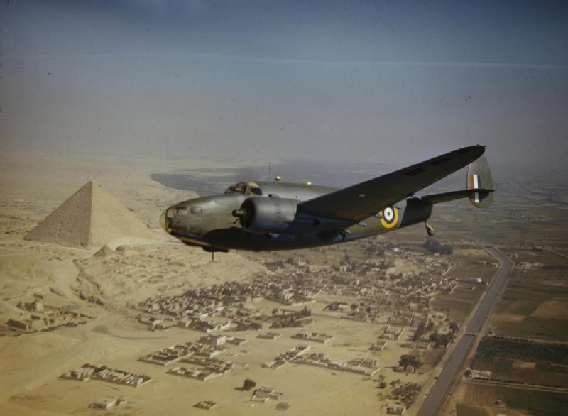 صورة طائرة عسكرية تطير بالقرب من الأهرامات في 1942