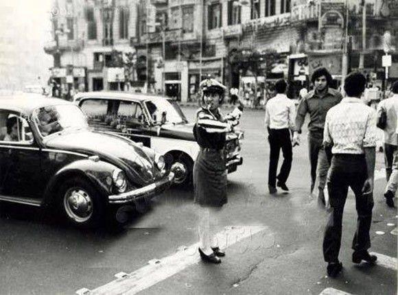 صورة لشرطية مرور في شوارع القاهرة سنة 1960