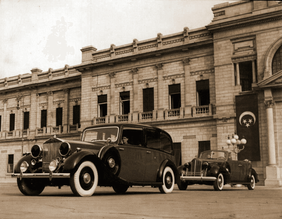 صورة السيارات الملكية بجانب قصر عابدين سنة 1940