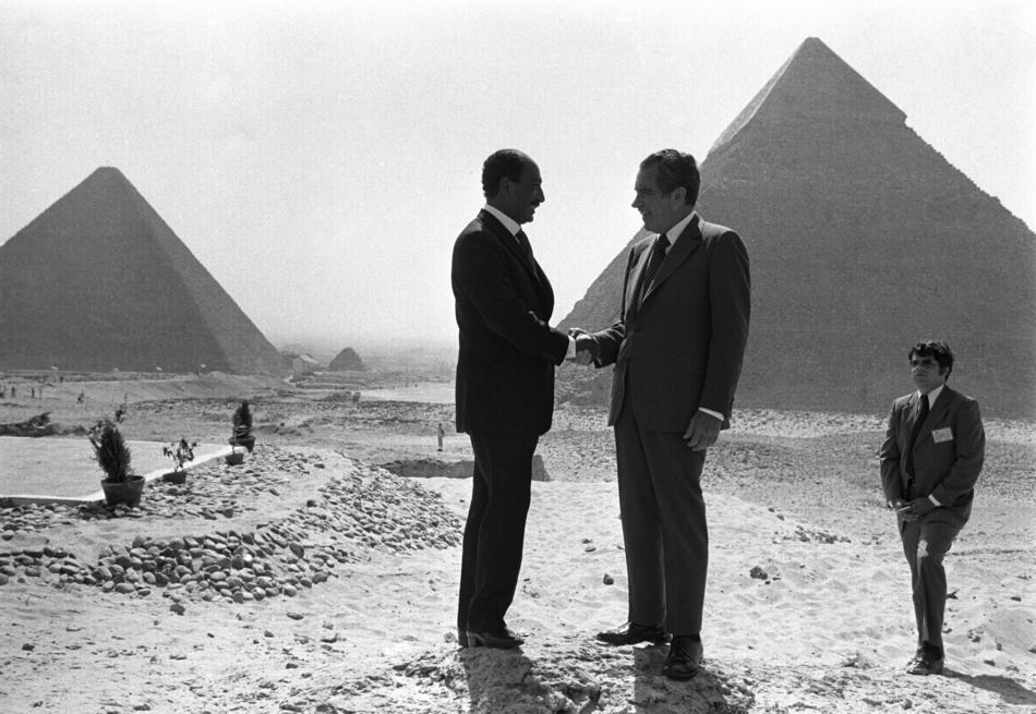صورة السادات ونيكسون بالقرب من الأهرامات سنة 1974