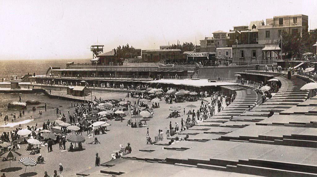 صورة شاطئ استانلي في الإسكندرية سنة 1950