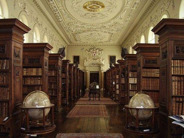 Queens-College-Library-at-Oxford-University-England-600x450