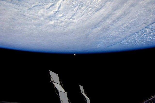 صورة التقطها أندريه من محطة الفضاء الدولية لشروق القمر