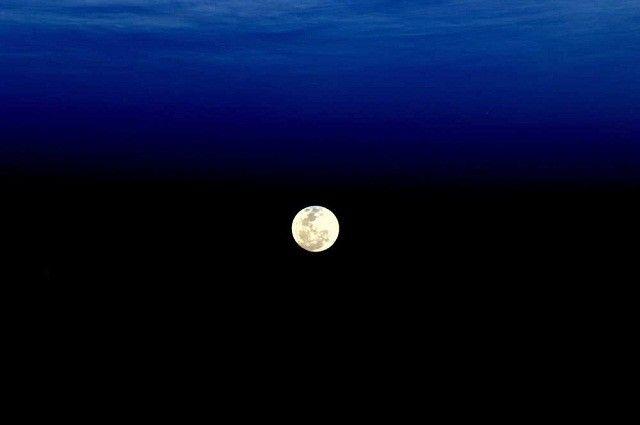 صورة التقطها أندريه من محطة الفضاء الدولية للقمر العملاق