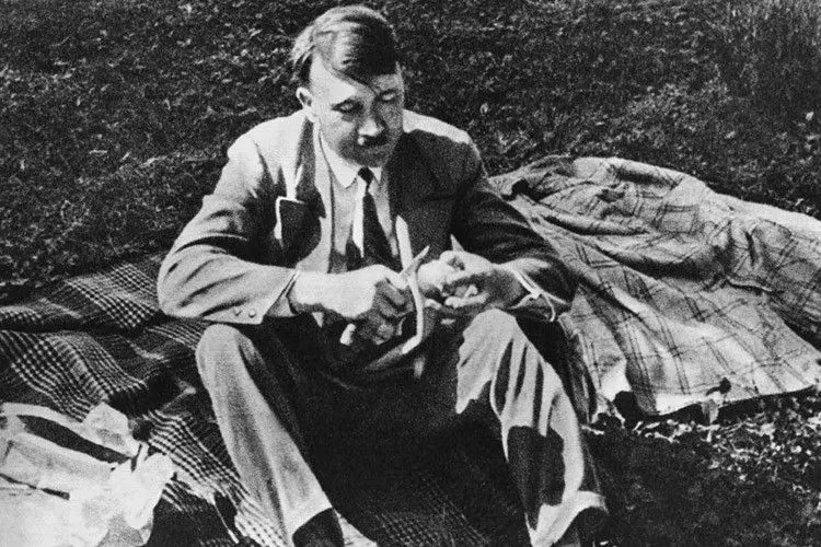 Adolf-Hitler أدولف هتلر