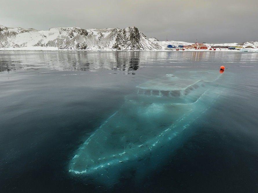 this-photo-of-a-sunken-yacht-in-antarctica-is-haunting