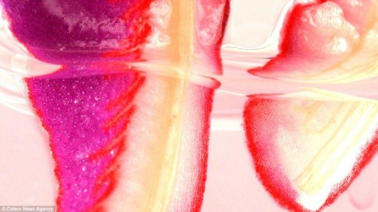 رومانسية الكيمياء: صور مبهرة و ألوان قوس قزح نتيجة تفاعل مركّبات كيميائية!!