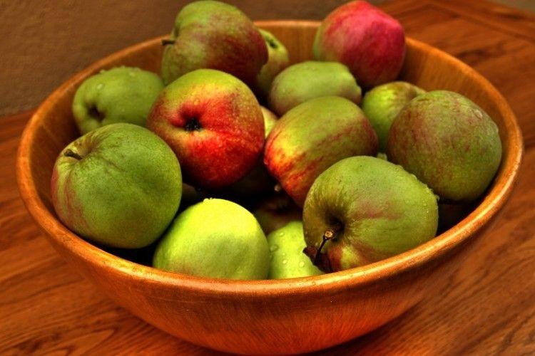 apples in the fruit bowl